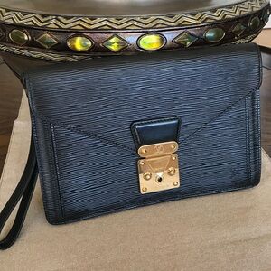 Beautiful Louis Vuitton Black Epi Dragonne Clutch Wristlet